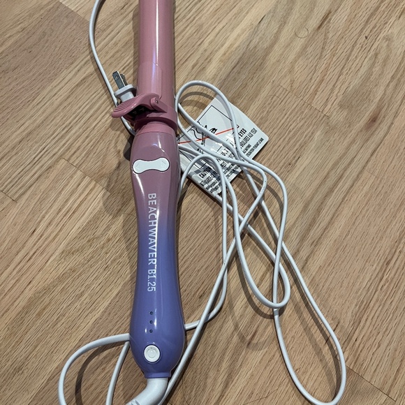 The Beachwaver B1.25 rotating curling iron - Picture 3 of 5